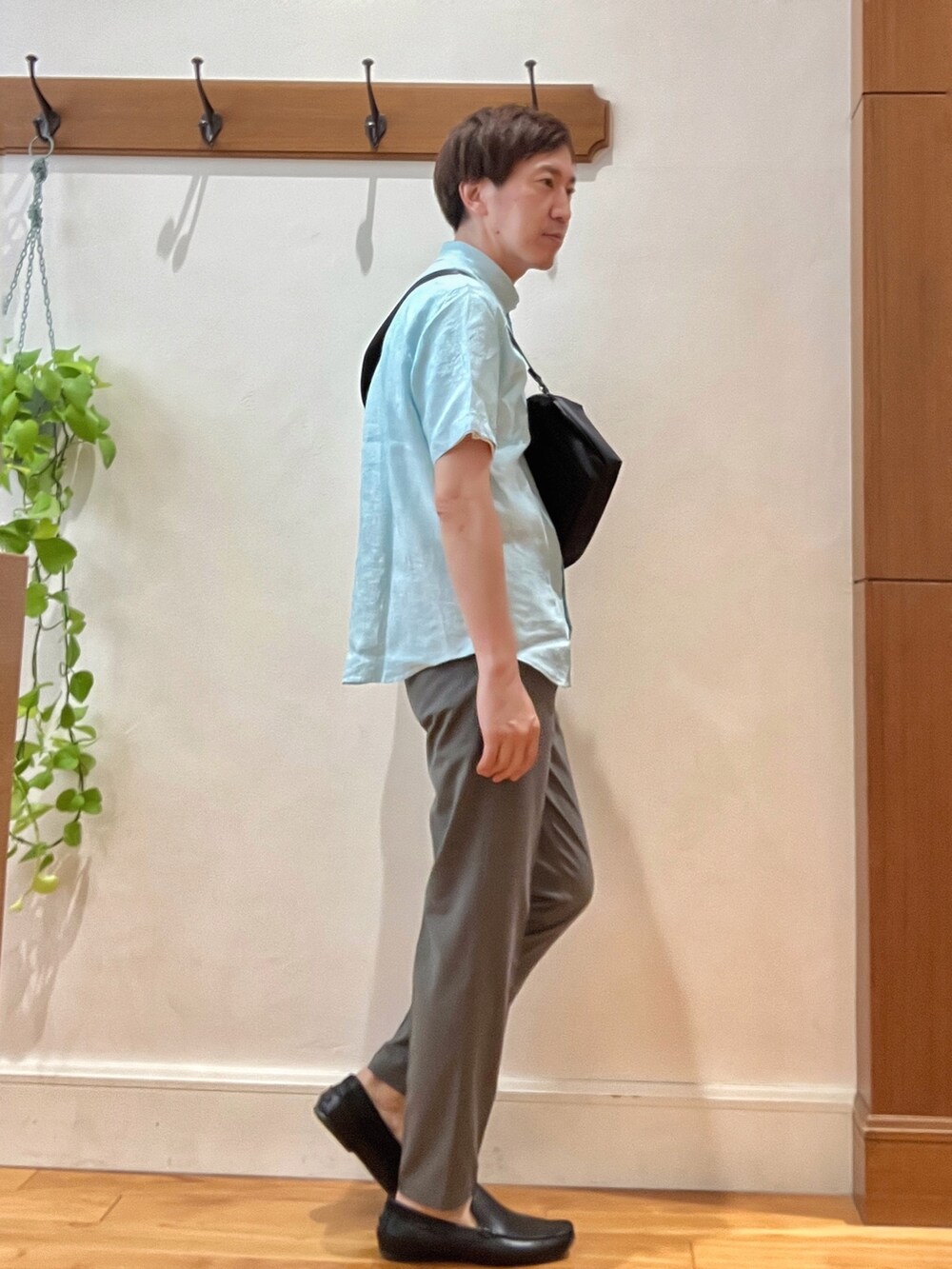 グリーン系のシャツ/ブラウス、ブラック系のショルダーバッグ、グレー系のその他パンツを着用したメンズの夏コーディネートの6枚目の写真