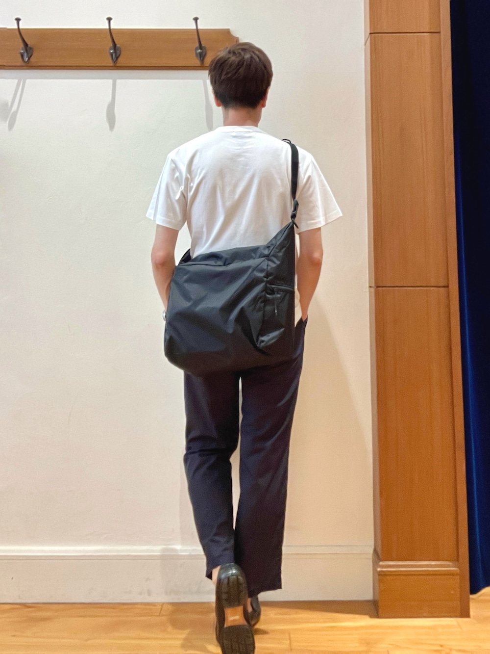 ホワイト系のTシャツ/カットソー、ブラック系のショルダーバッグ、グレー系のその他パンツを着用したメンズの夏コーディネートの5枚目の写真