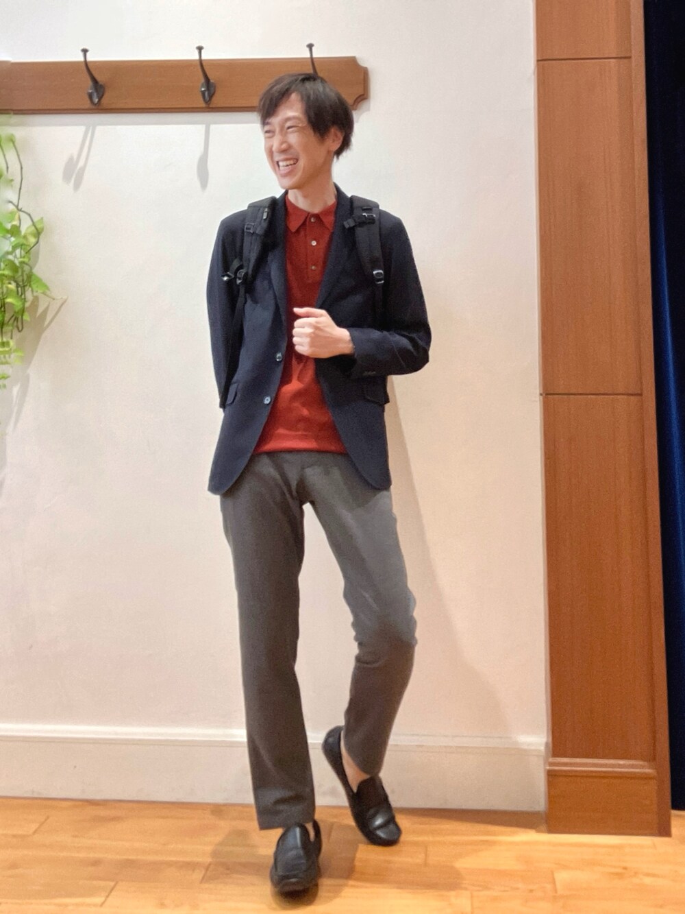 ブルー系のテーラードジャケット、レッド系のニット/セーター、グレー系のその他パンツを着用したメンズの秋コーディネートの2枚目の写真