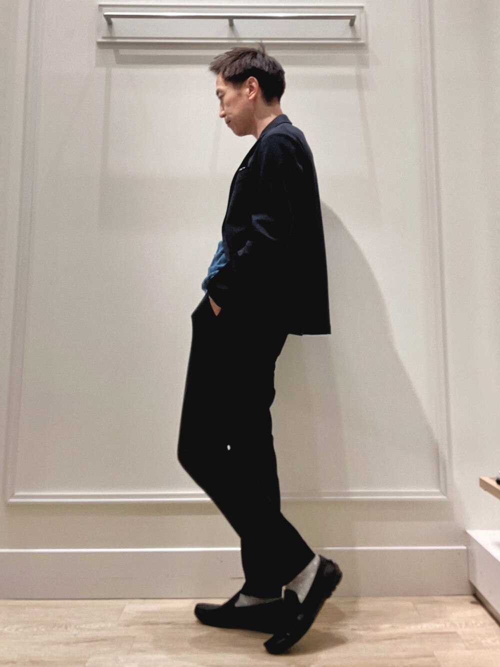 ブルー系のその他パンツ、ブルー系のテーラードジャケット、ブルー系のニット/セーターを着用したメンズの冬コーディネートの3枚目の写真