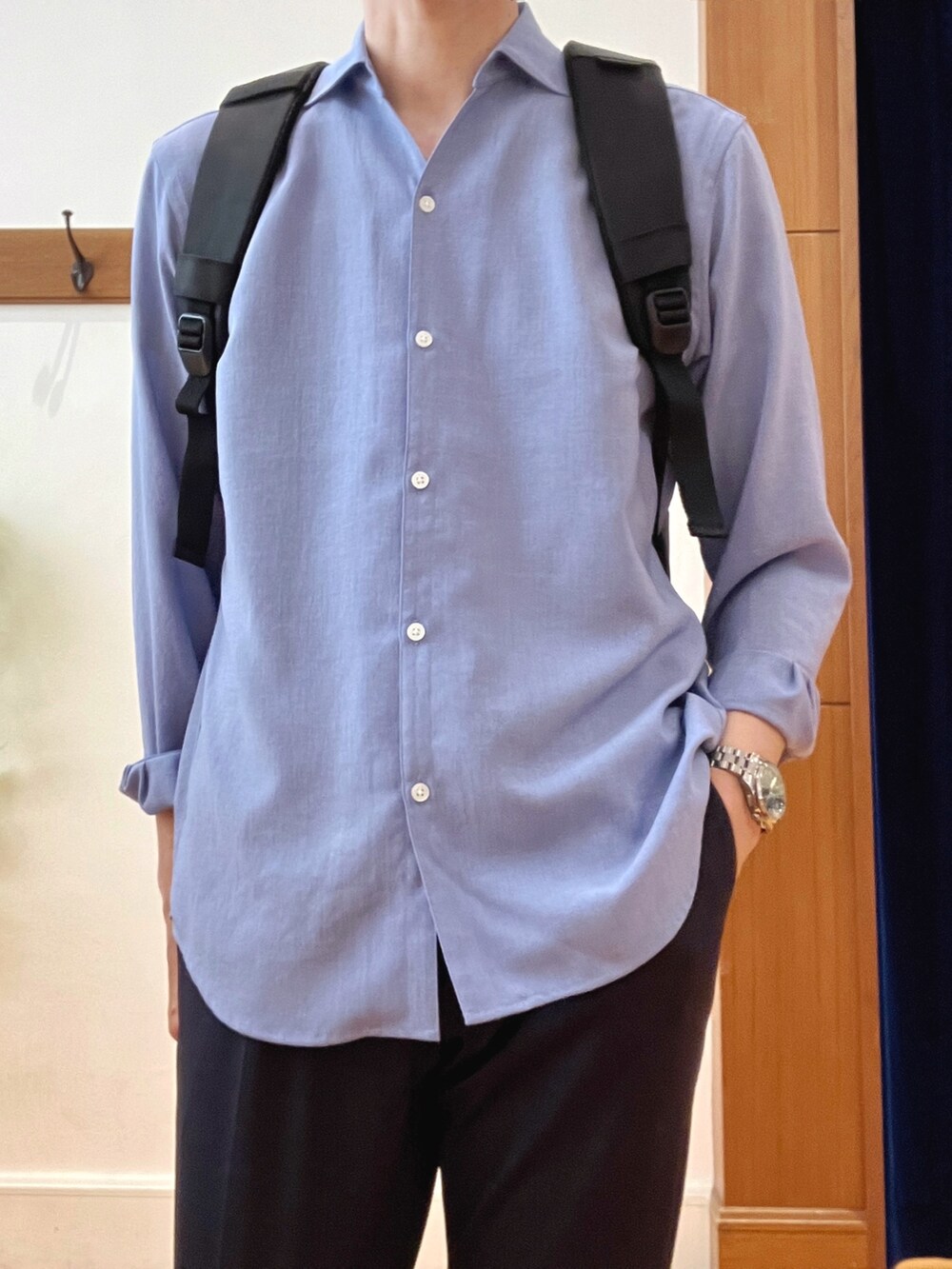 ブルー系のシャツ/ブラウス、ブルー系のその他パンツ、ブラック系のバックパック/リュックを着用したメンズの春コーディネートの8枚目の写真