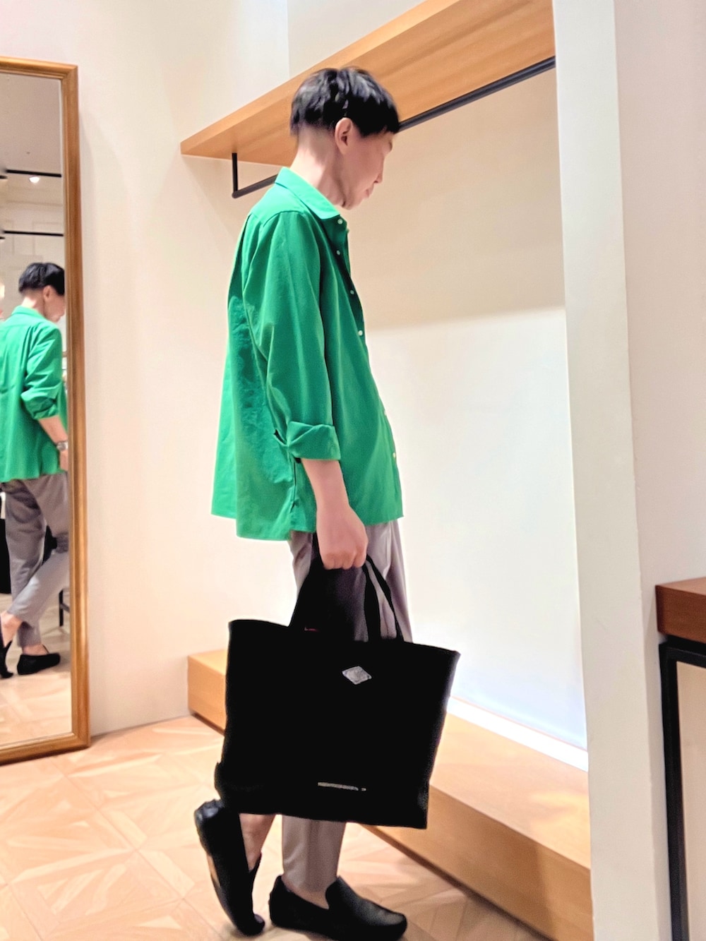 グリーン系のシャツ/ブラウス、ブラウン系のTシャツ/カットソー、ブラック系のトートバッグを着用したメンズの夏コーディネートの6枚目の写真