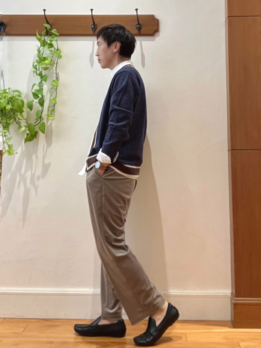 ホワイト系のシャツ/ブラウス、ブルー系のカーディガン/ボレロ、ベージュ系のその他パンツを着用したメンズの秋コーディネートの4枚目の写真