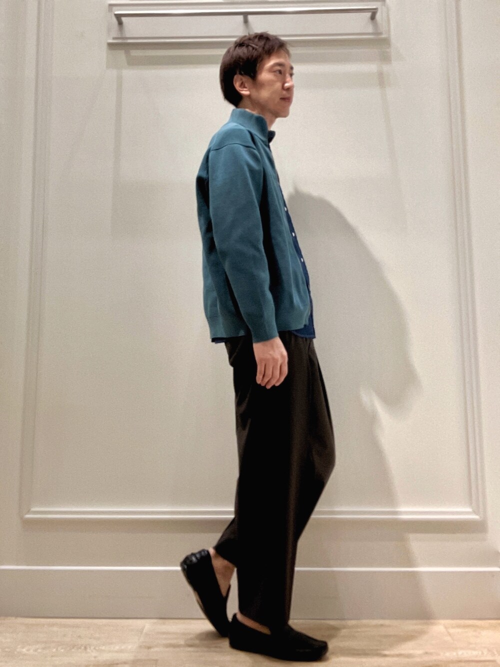 ブルー系のニット/セーター、ブルー系のシャツ/ブラウスを着用したメンズの冬コーディネートの7枚目の写真