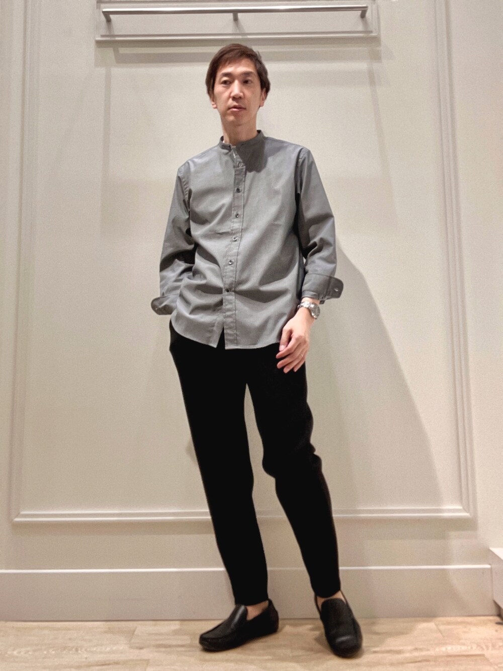 ブラック系のシャツ/ブラウス、ブラック系のショルダーバッグ、ブラック系のその他パンツを着用したメンズの冬コーディネートの8枚目の写真