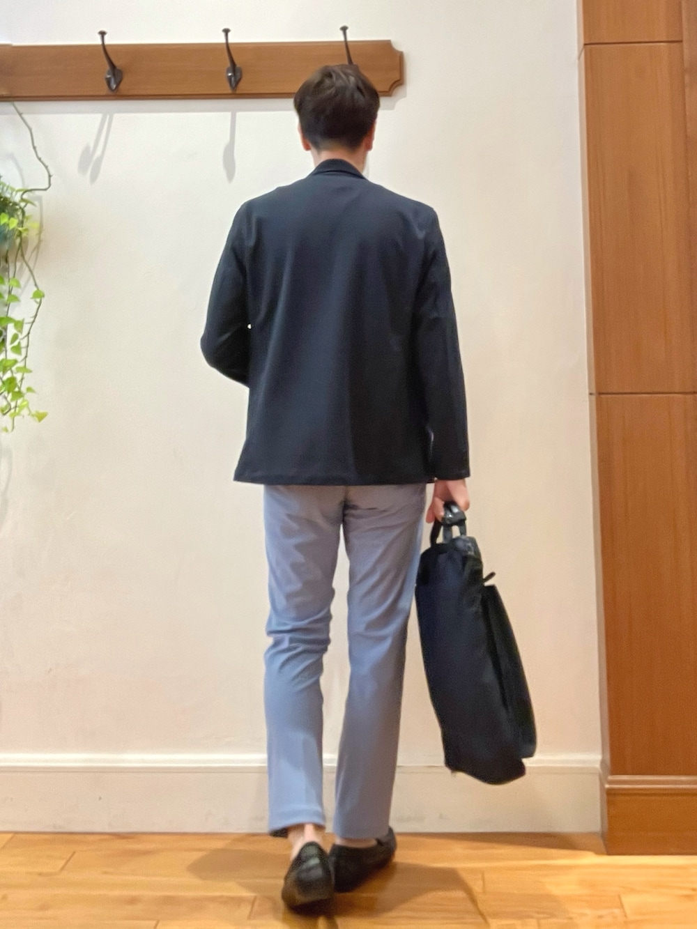 ブルー系のテーラードジャケット、グレー系のTシャツ/カットソー、ブルー系のその他パンツを着用したメンズの秋コーディネートの5枚目の写真