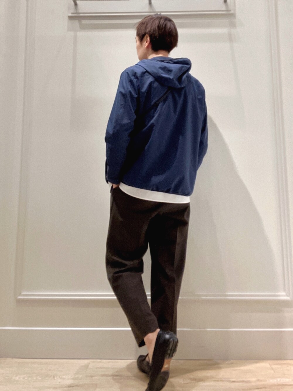 ホワイト系のシャツ/ブラウス、ブルー系のブルゾン、ブラック系のショルダーバッグを着用したメンズの冬コーディネートの5枚目の写真