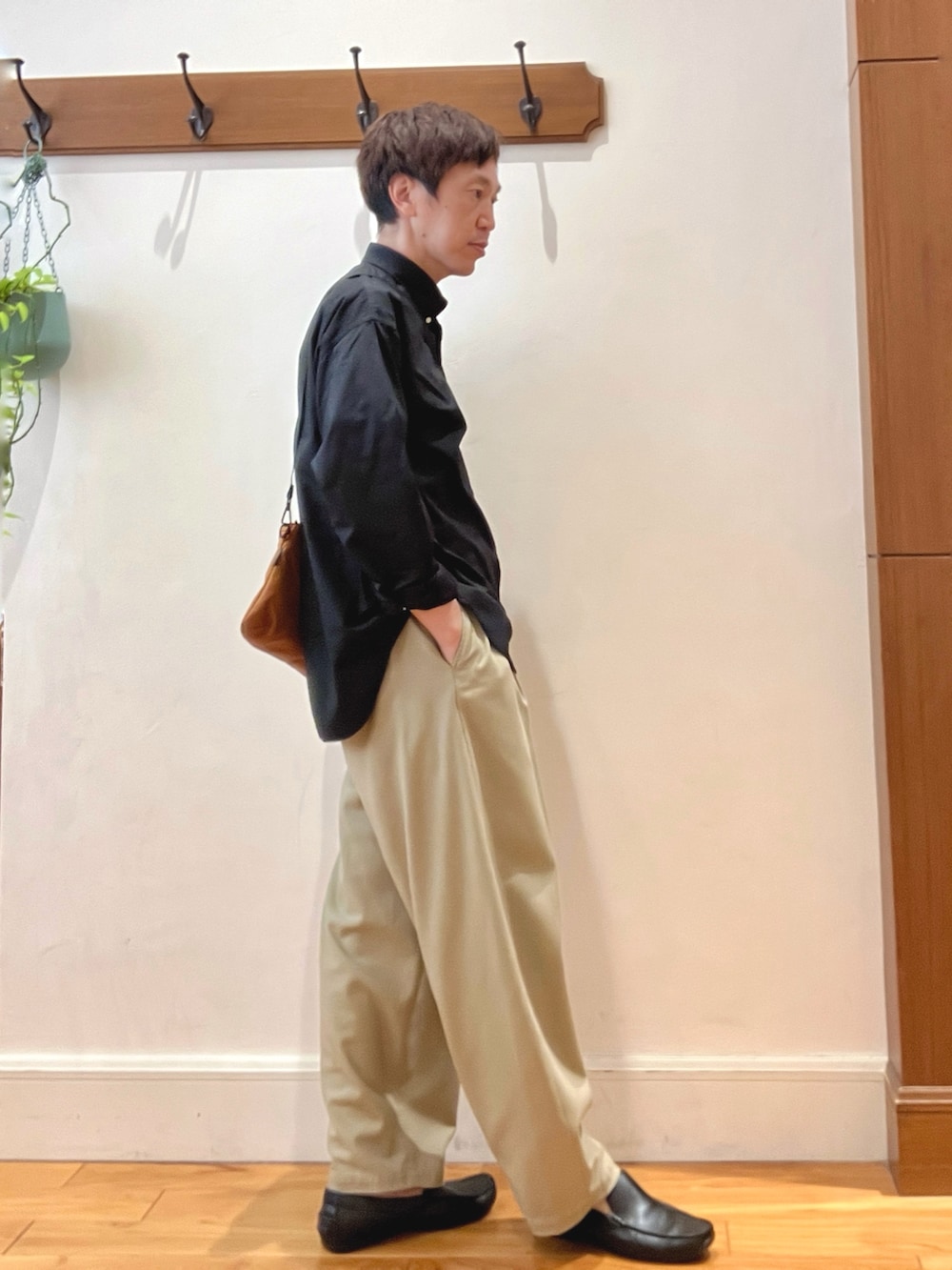 ブラック系のシャツ/ブラウス、ブラック系のTシャツ/カットソー、オレンジ系のショルダーバッグを着用したメンズの夏コーディネートの5枚目の写真