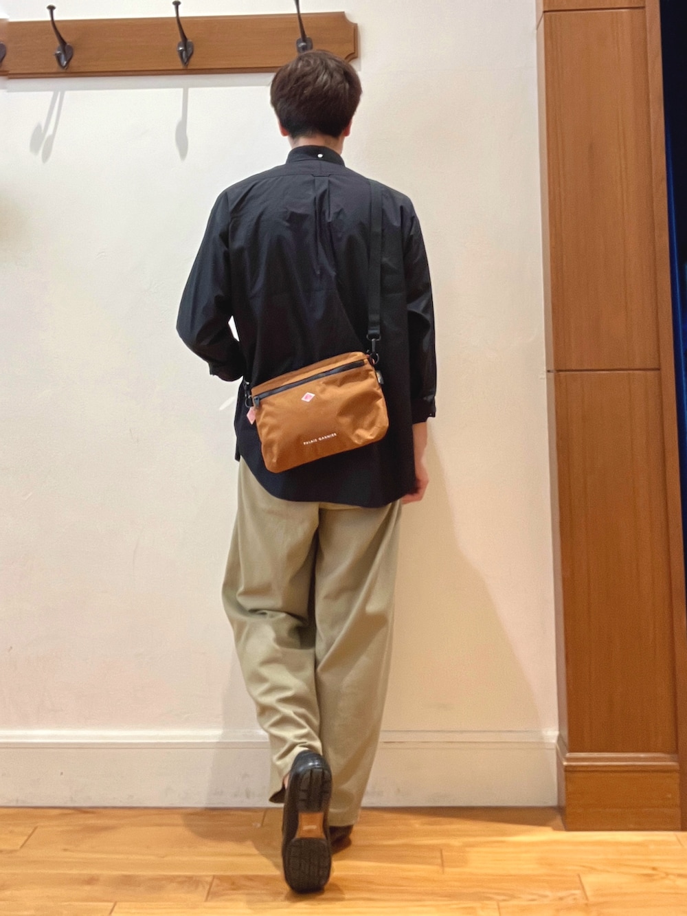ブラック系のシャツ/ブラウス、ブラック系のTシャツ/カットソー、オレンジ系のショルダーバッグを着用したメンズの夏コーディネートの4枚目の写真