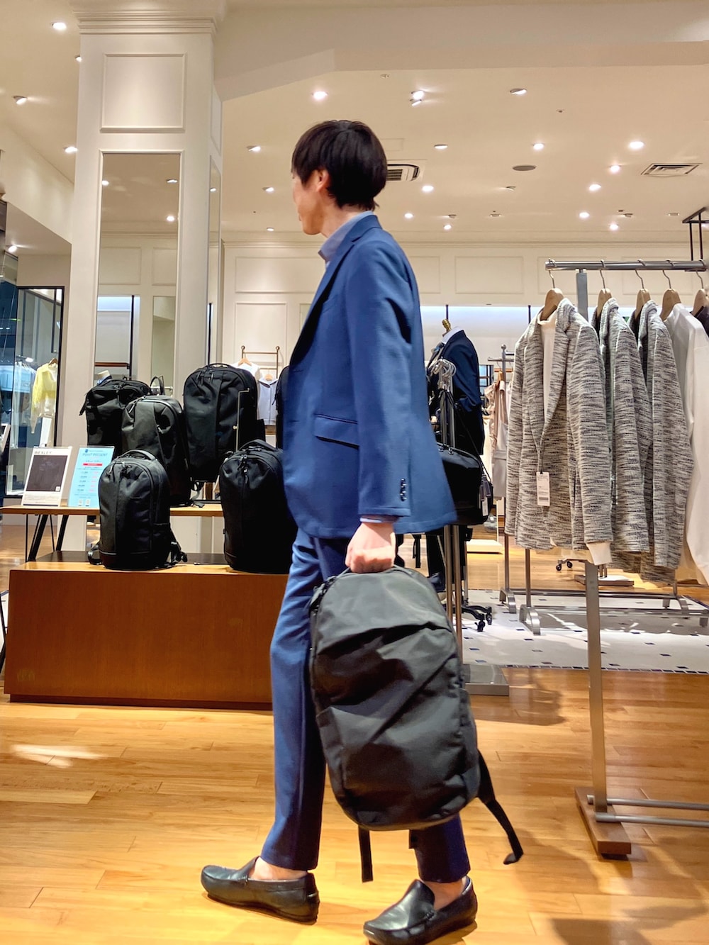 ブルー系のテーラードジャケット、ブルー系のシャツ/ブラウス、ブルー系のその他パンツを着用したメンズの冬コーディネートの3枚目の写真