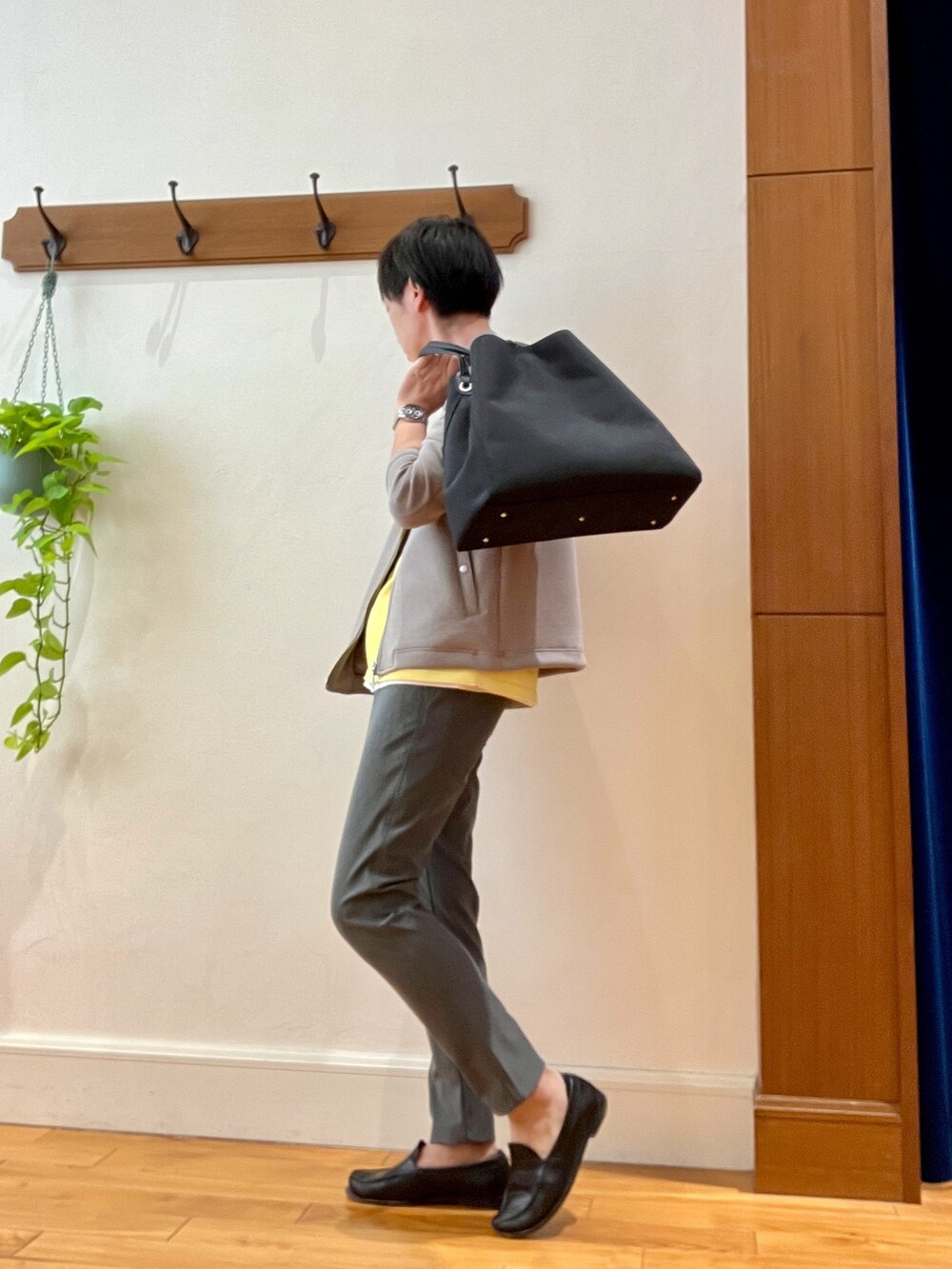 グレー系のその他パンツ、ベージュ系のブルゾン、イエロー系のニット/セーターを着用したメンズの冬コーディネートの3枚目の写真