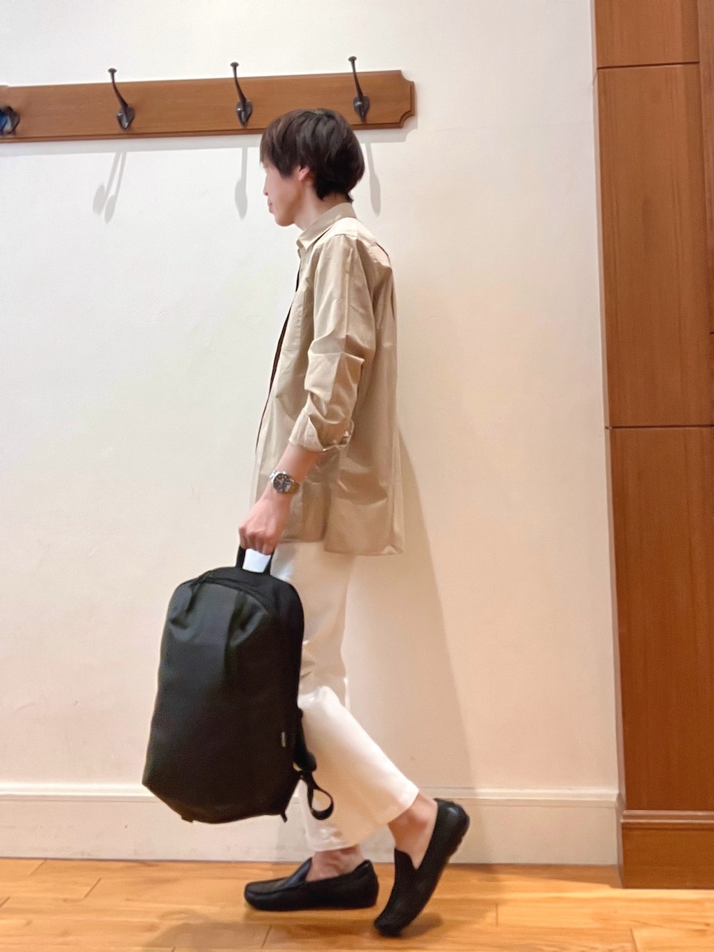 ベージュ系のシャツ/ブラウス、ブラウン系のTシャツ/カットソー、ホワイト系のデニムパンツを着用したメンズの春コーディネートの4枚目の写真