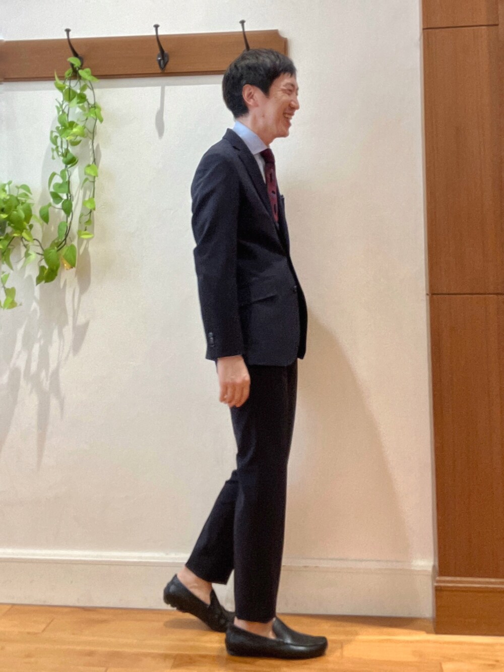 ブルー系のテーラードジャケット、ブルー系のその他パンツ、ブルー系のビジネスシャツを着用したメンズの秋コーディネートの5枚目の写真