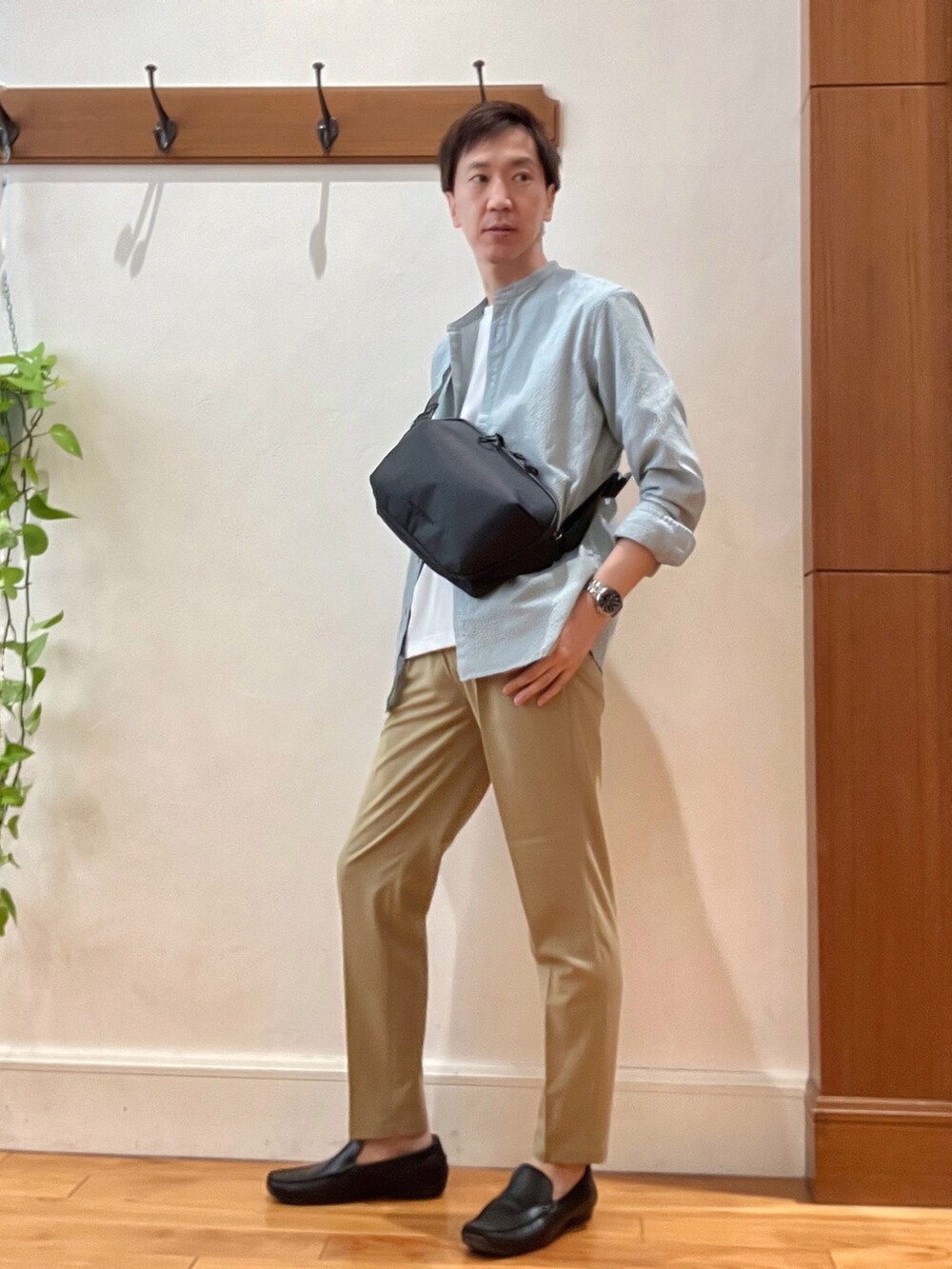 グリーン系のシャツ/ブラウス、ベージュ系のその他パンツ、ホワイト系のTシャツ/カットソーを着用したメンズの春コーディネートの3枚目の写真