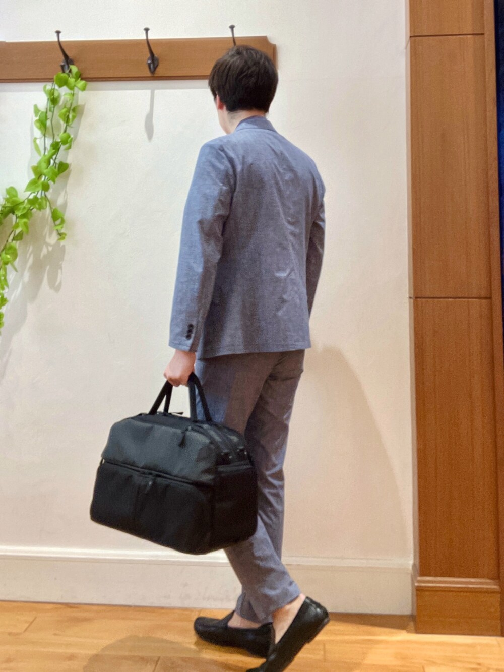 ブルー系のテーラードジャケット、グレー系のポロシャツ、ブルー系のその他パンツを着用したメンズの春コーディネートの4枚目の写真