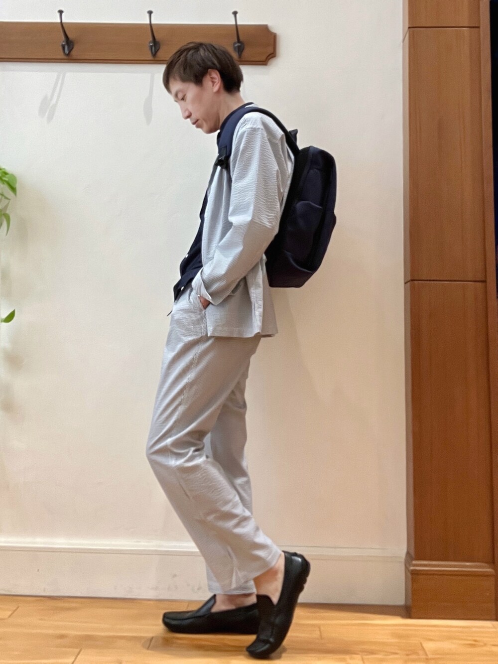 ホワイト系のシャツ/ブラウス、ブルー系のシャツ/ブラウス、ホワイト系のその他パンツを着用したメンズの春コーディネートの2枚目の写真