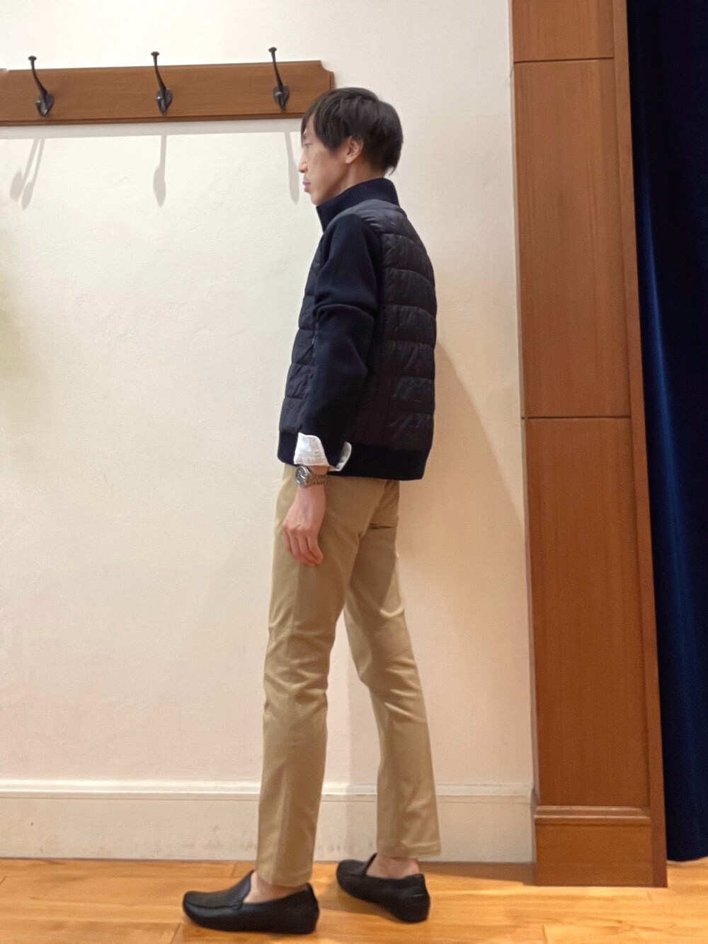 ブルー系のシャツ/ブラウス、ブルー系のブルゾン、ベージュ系のチノパンツを着用したメンズの秋コーディネートの3枚目の写真