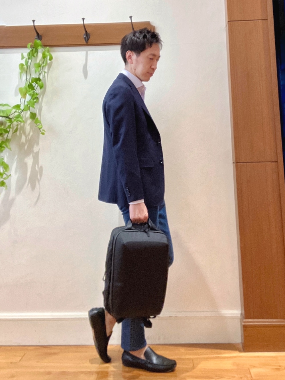 ブルー系のテーラードジャケット、パープル系のシャツ/ブラウス、ブルー系のデニムパンツを着用したメンズの春コーディネートの5枚目の写真