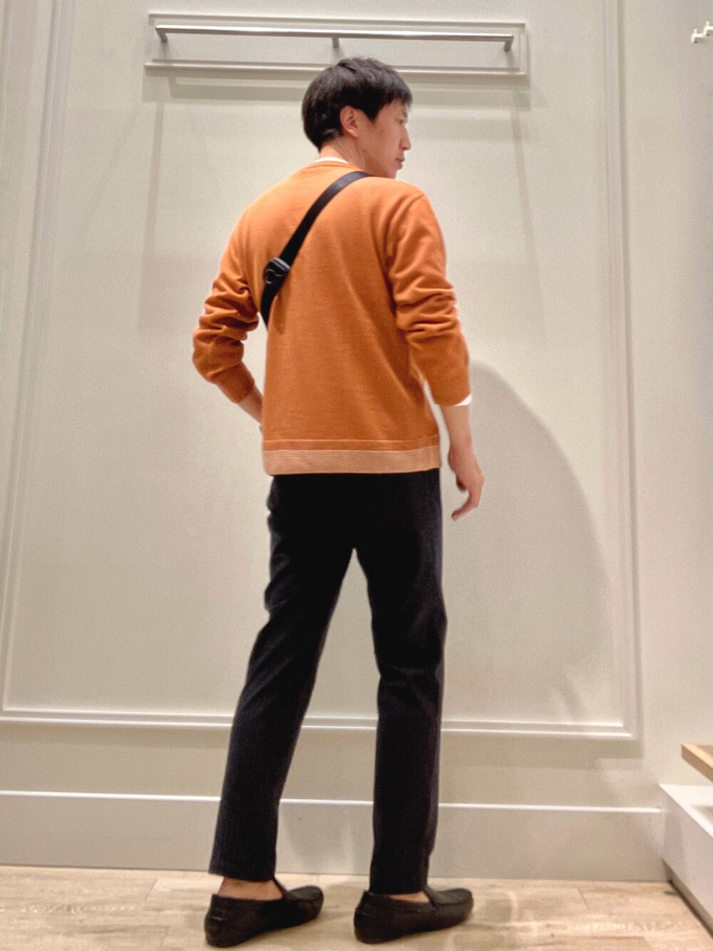 イエロー系のニット/セーター、ブラック系のショルダーバッグ、ブルー系のその他パンツを着用したメンズの秋コーディネートの3枚目の写真