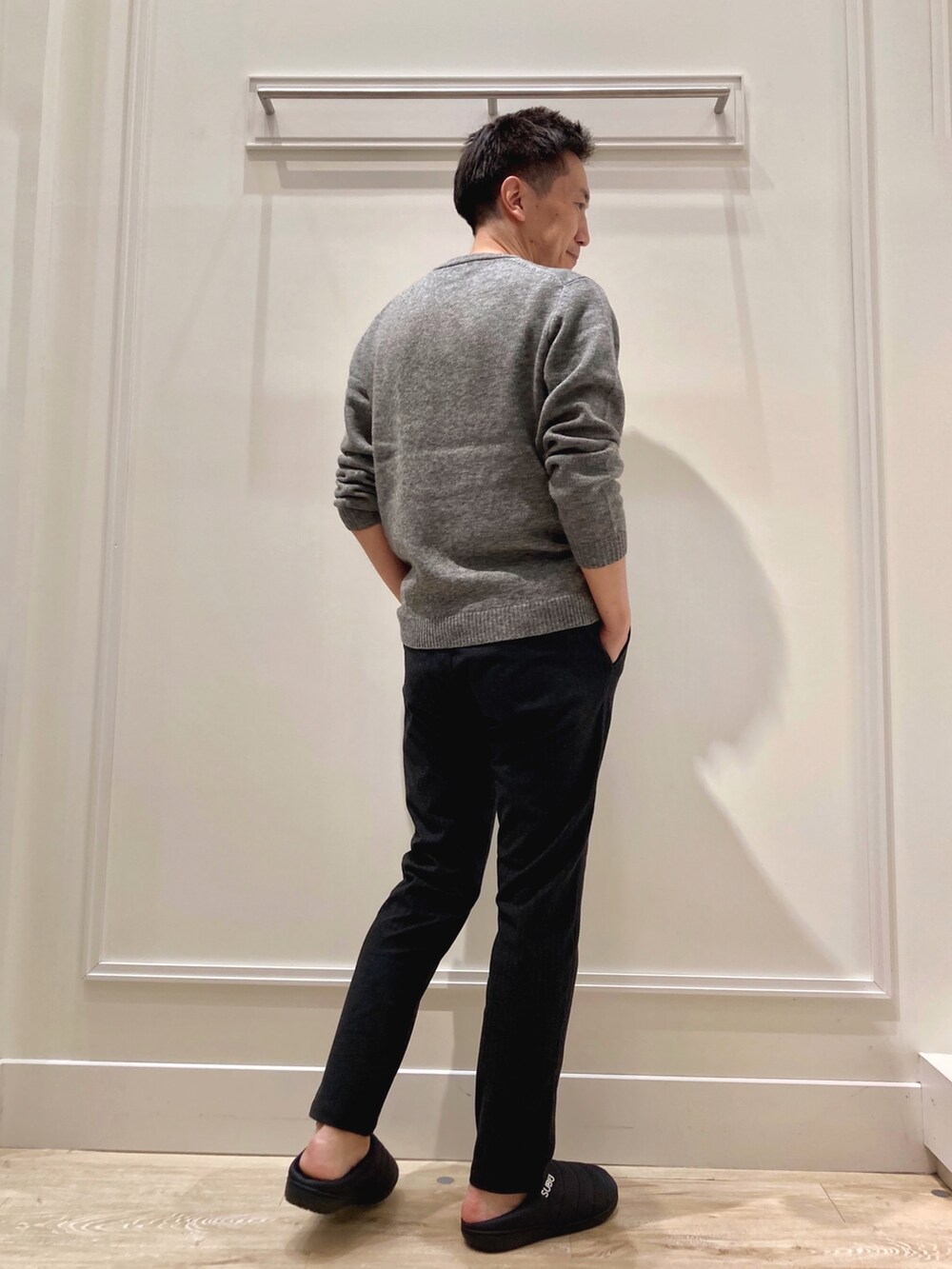 ブラック系のサンダル、グレー系のその他パンツ、グレー系のニット/セーターを着用したメンズの秋コーディネートの3枚目の写真