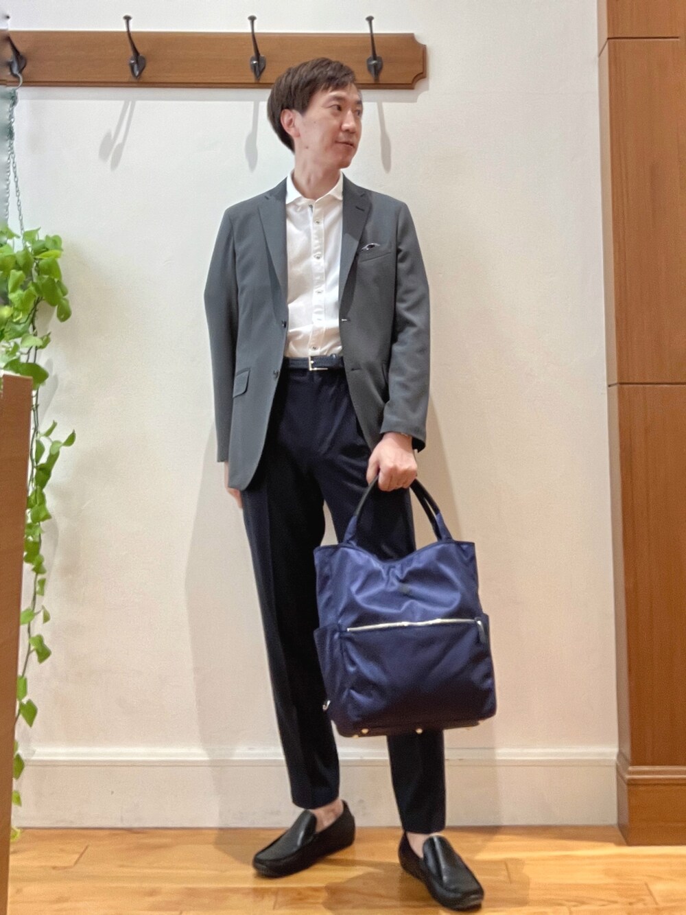 グレー系のテーラードジャケット、ホワイト系のシャツ/ブラウス、ブルー系のその他パンツを着用したメンズの夏コーディネートの2枚目の写真