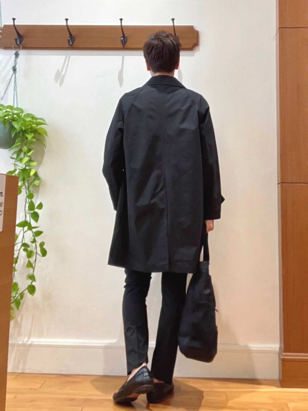 ブラック系のステンカラーコート、グレー系のTシャツ/カットソー、ブラック系のその他パンツを着用したメンズの夏コーディネートの4枚目の写真