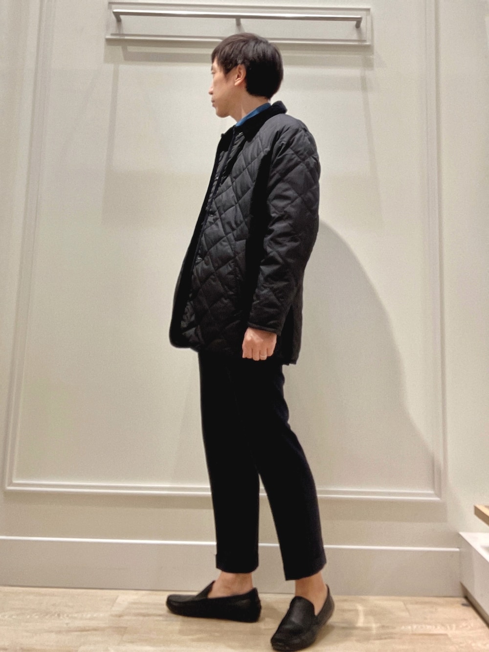 ブラック系のダウンジャケット/コート、ブルー系のシャツ/ブラウスを着用したメンズの秋コーディネートの4枚目の写真