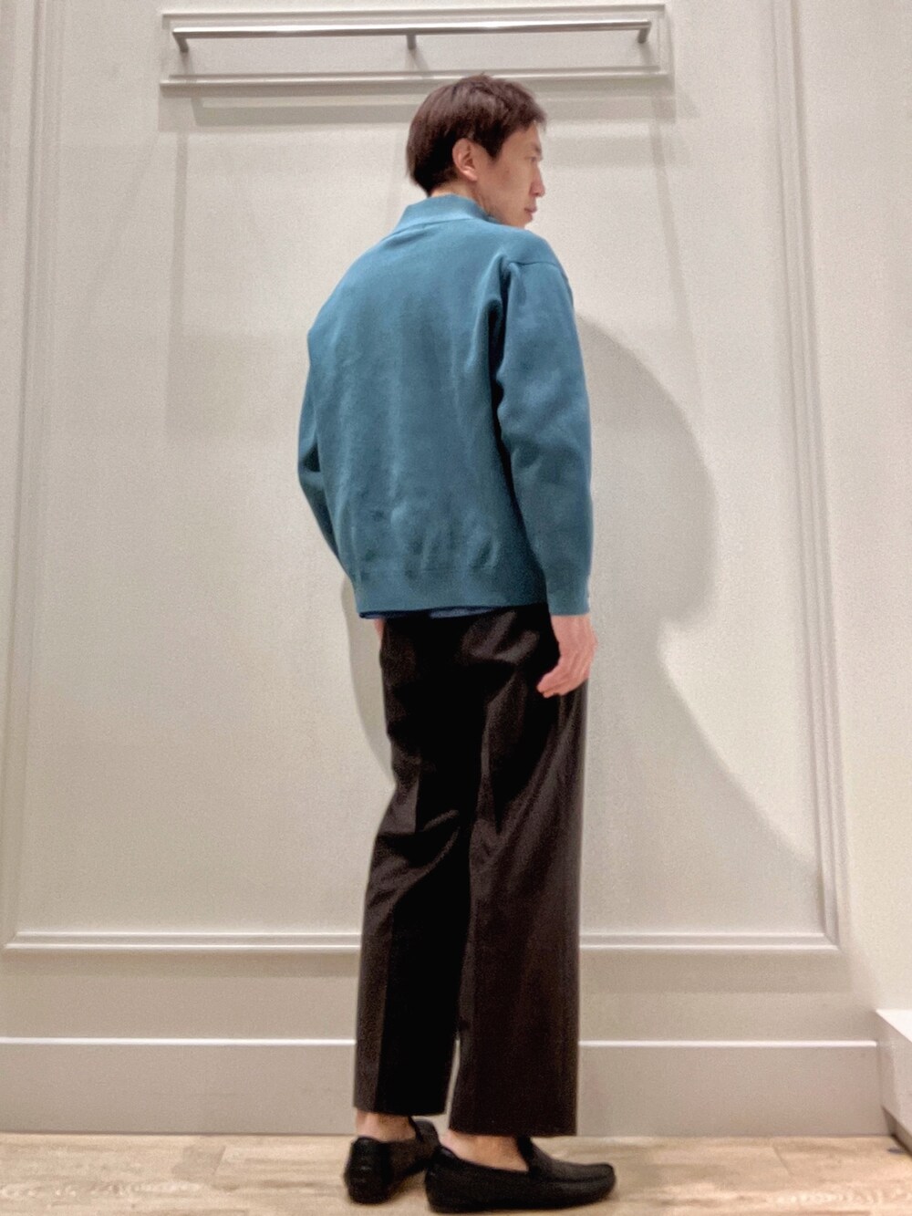 ブルー系のニット/セーター、ブルー系のシャツ/ブラウスを着用したメンズの冬コーディネートの6枚目の写真