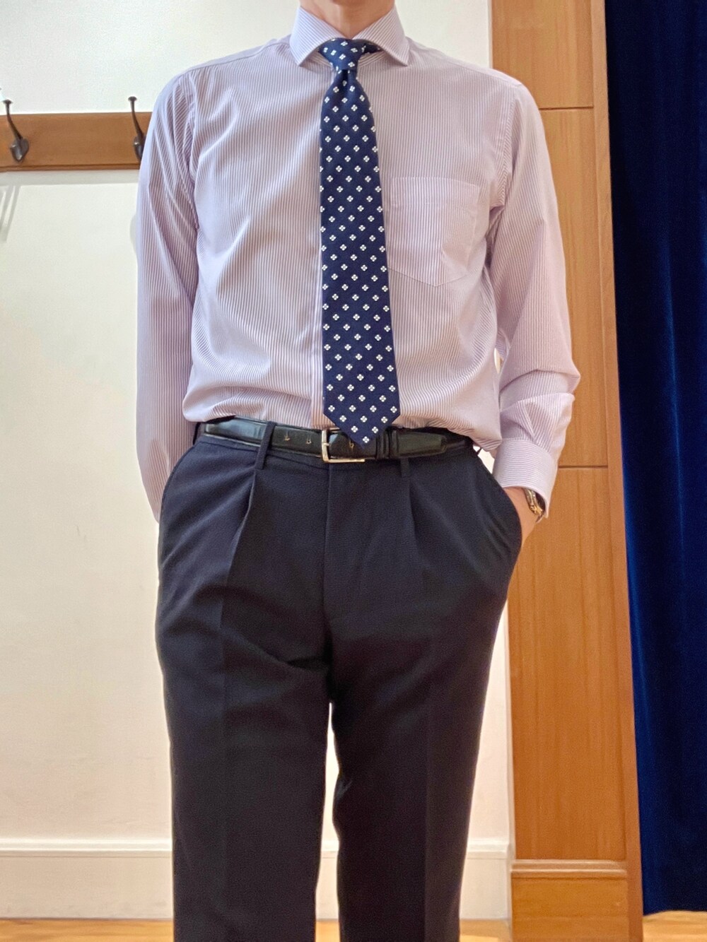 ブルー系のスラックス、パープル系のシャツ/ブラウス、ブルー系のテーラードジャケットを着用したメンズの春コーディネートの9枚目の写真