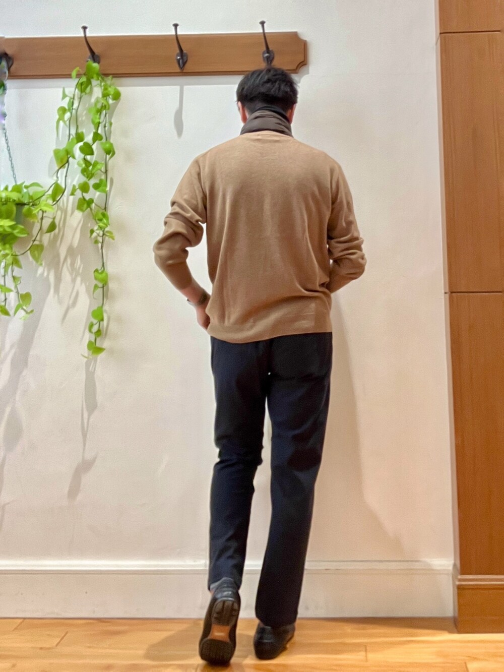 ベージュ系のニット/セーター、ブルー系のその他パンツ、ブラウン系のマフラーを着用したメンズの冬コーディネートの4枚目の写真