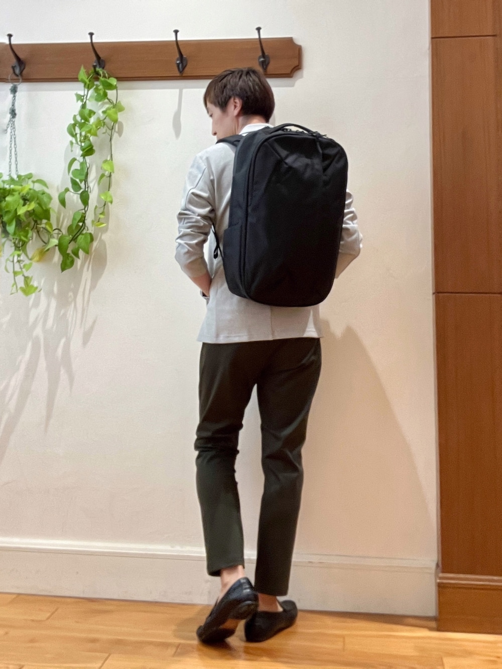 グレー系のテーラードジャケット、ホワイト系のTシャツ/カットソー、グリーン系のその他パンツを着用したメンズの秋コーディネートの6枚目の写真