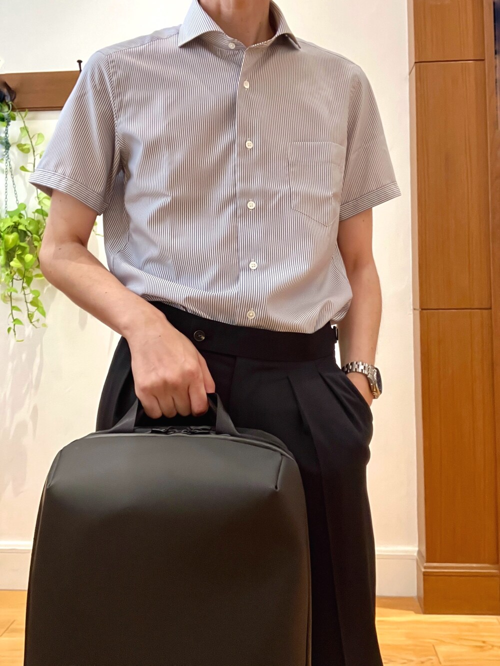 ブラック系のスラックス、ブルー系のビジネスシャツ、ブラック系のバックパック/リュックを着用したメンズの夏コーディネートの8枚目の写真