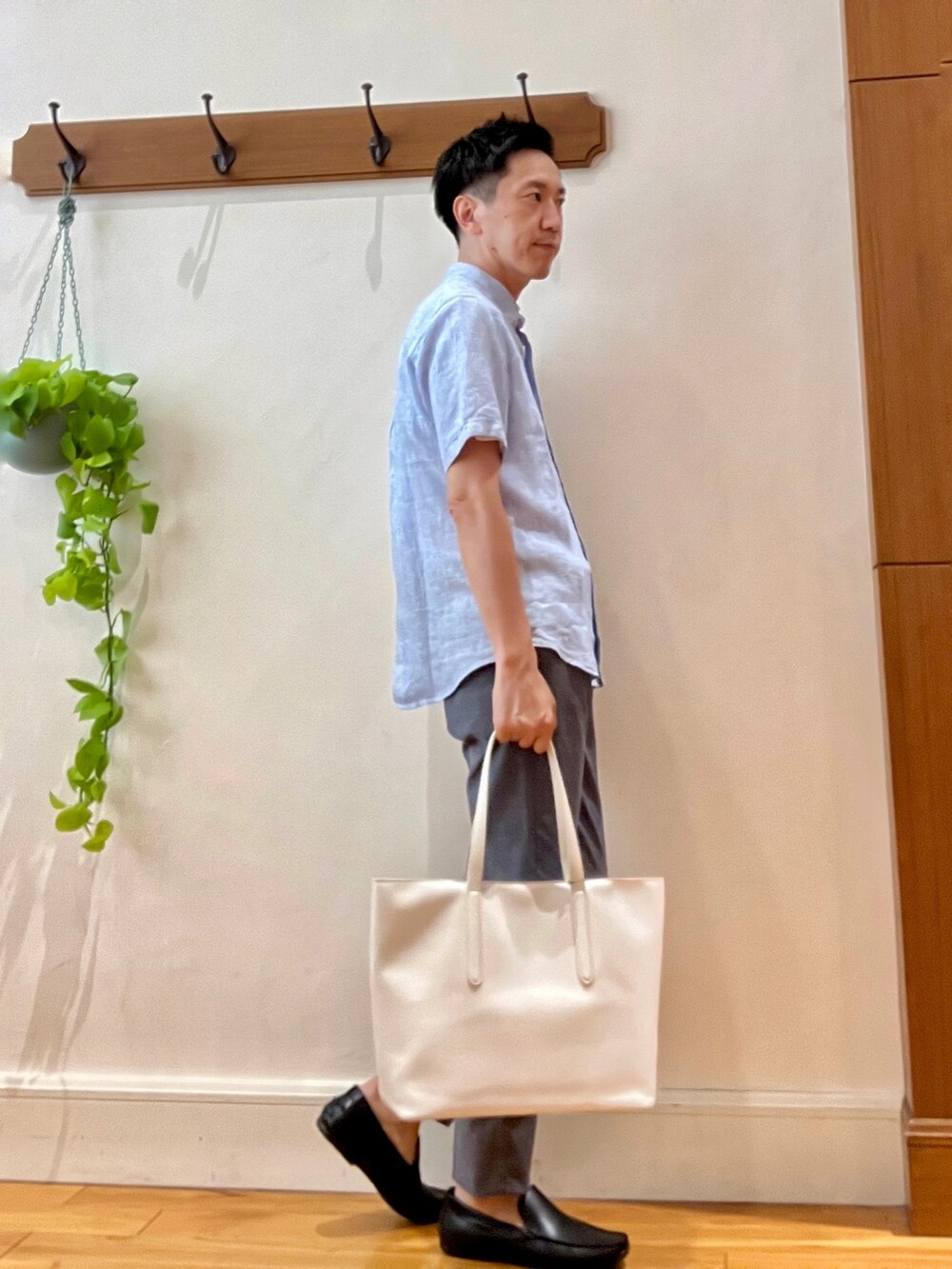 ブルー系のシャツ/ブラウス、ホワイト系のトートバッグ、ブルー系のその他パンツを着用したメンズの夏コーディネートの6枚目の写真