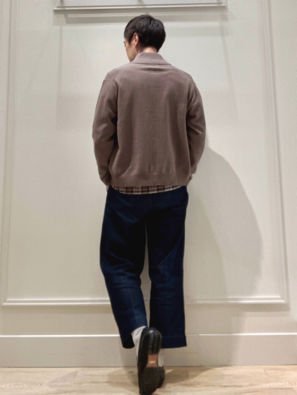 グレー系のシャツ/ブラウス、ベージュ系のカーディガン/ボレロを着用したメンズの冬コーディネートの6枚目の写真