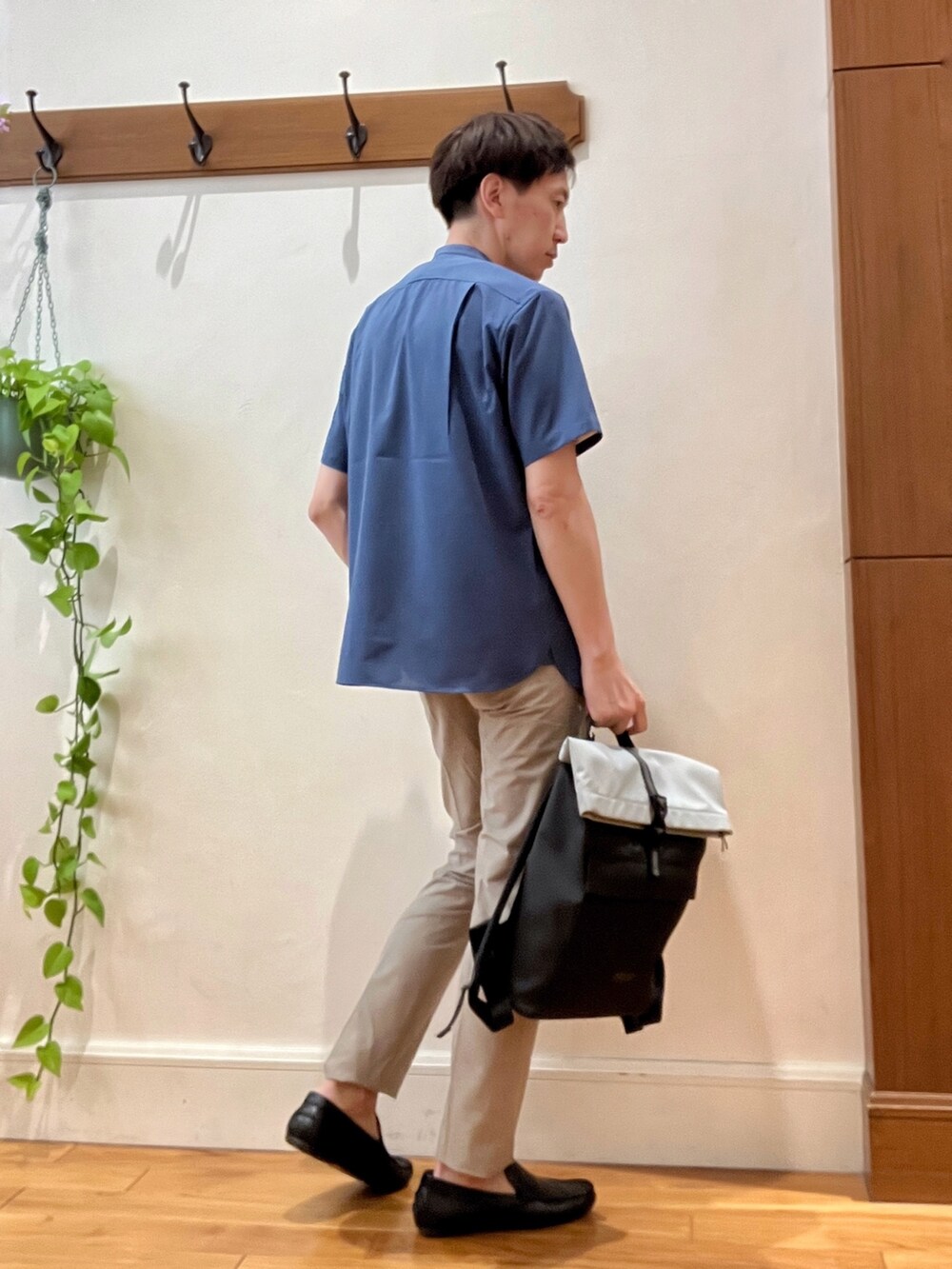 ブルー系のシャツ/ブラウス、ホワイト系のTシャツ/カットソー、ベージュ系のその他パンツを着用したメンズの春コーディネートの3枚目の写真