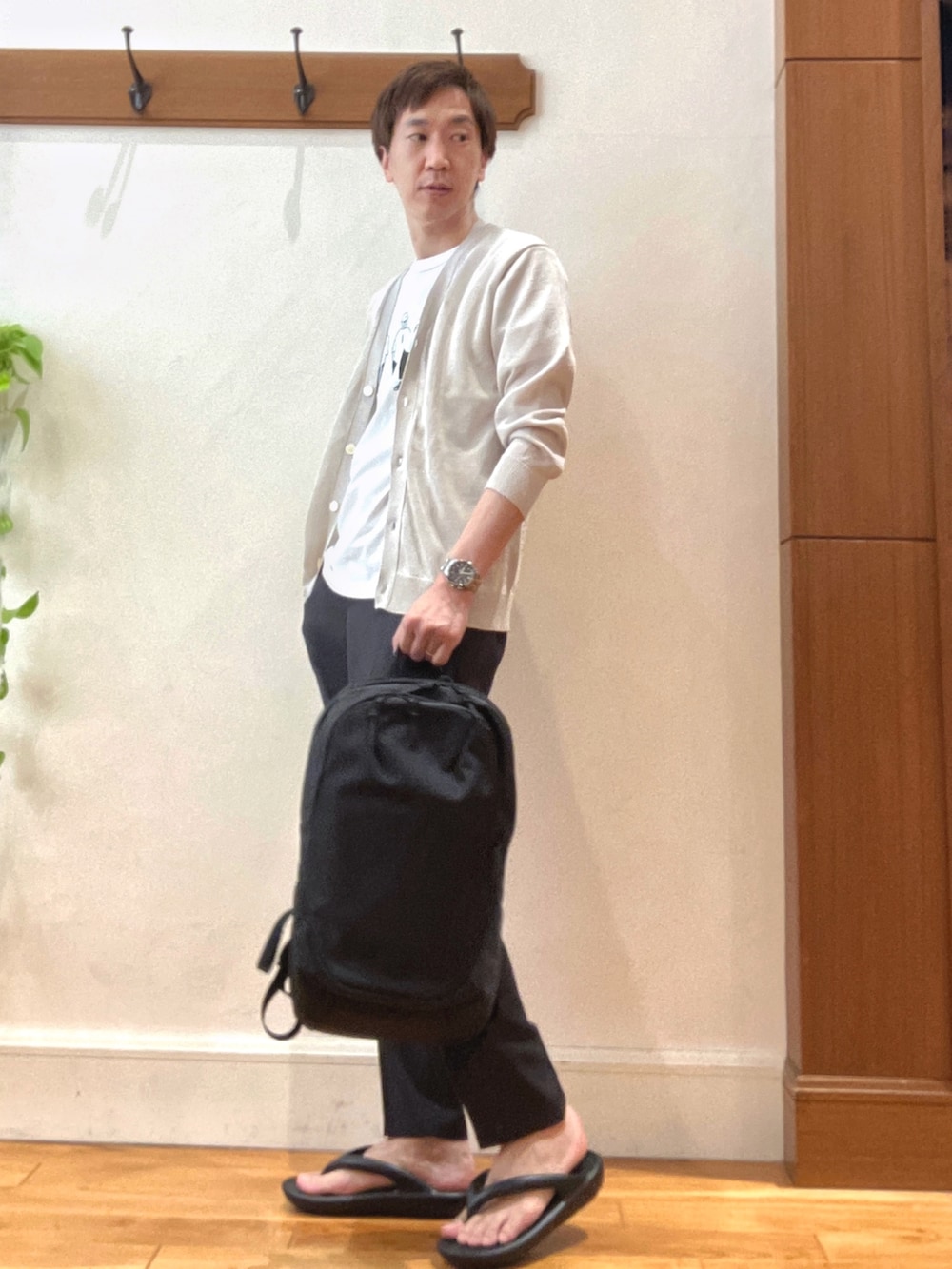 ホワイト系のTシャツ/カットソー、ベージュ系のカーディガン/ボレロ、グレー系のその他パンツを着用したメンズの春コーディネートの3枚目の写真