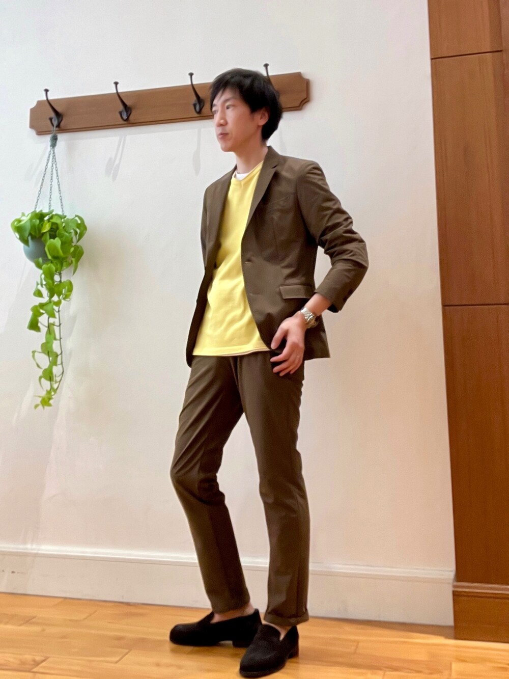 ブラウン系のローファー、ブラウン系のテーラードジャケット、イエロー系のニット/セーターを着用したメンズの冬コーディネートの2枚目の写真