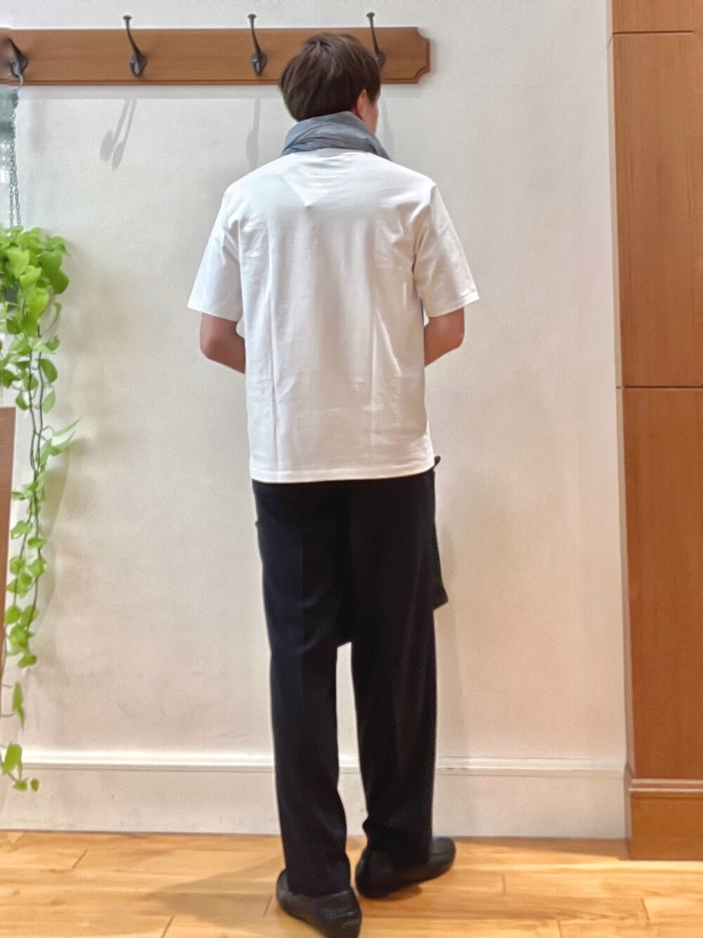 ブラック系のトートバッグ、ブラック系のその他パンツ、ホワイト系のTシャツ/カットソーを着用したメンズの春コーディネートの6枚目の写真