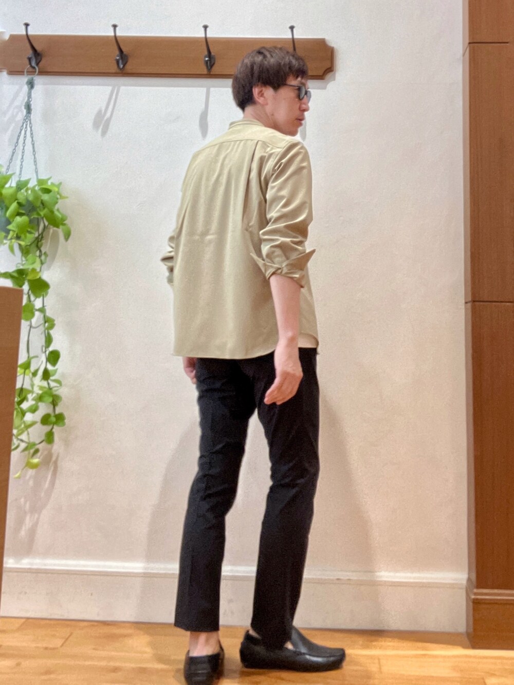 ホワイト系のTシャツ/カットソー、ブラック系のその他パンツ、ベージュ系のシャツ/ブラウスを着用したメンズの夏コーディネートの7枚目の写真