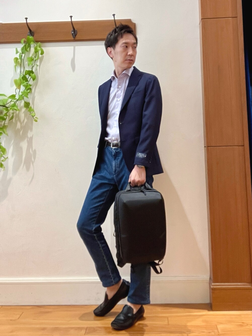 ブルー系のテーラードジャケット、パープル系のシャツ/ブラウス、ブルー系のデニムパンツを着用したメンズの春コーディネートの2枚目の写真