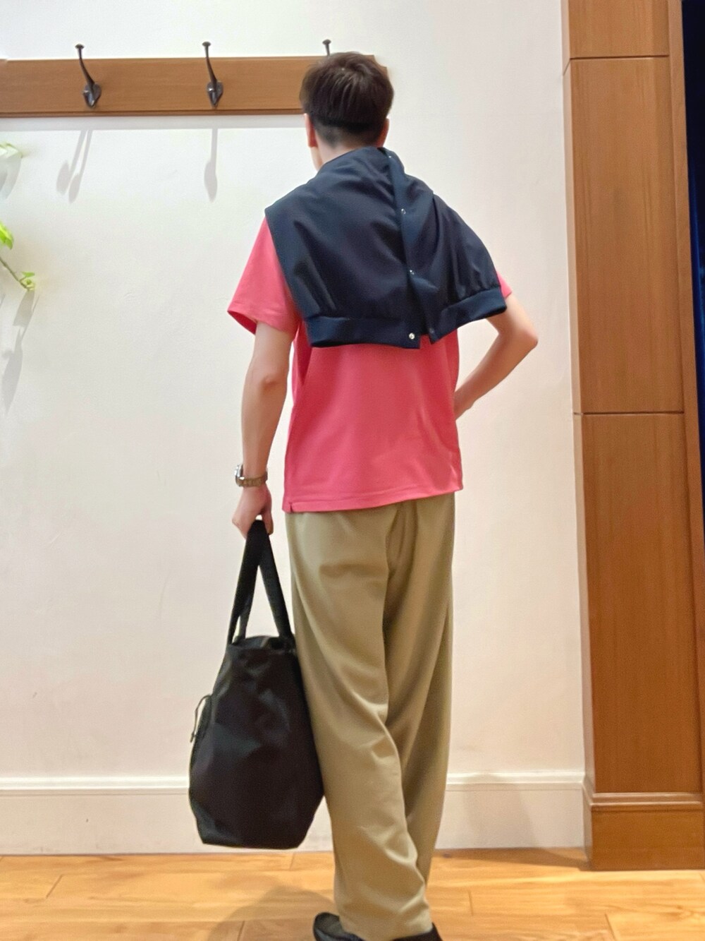レッド系のポロシャツ、ブルー系のカーディガン/ボレロ、ホワイト系のTシャツ/カットソーを着用したメンズの夏コーディネートの4枚目の写真