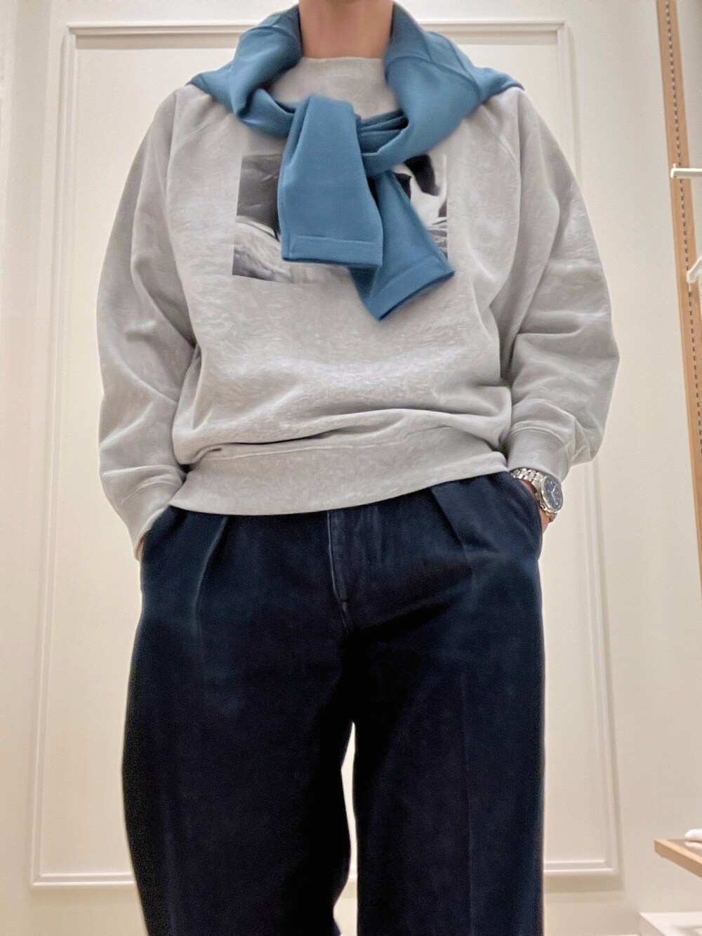 ブルー系のニット/セーター、グレー系のスウェットを着用したメンズの冬コーディネートの7枚目の写真