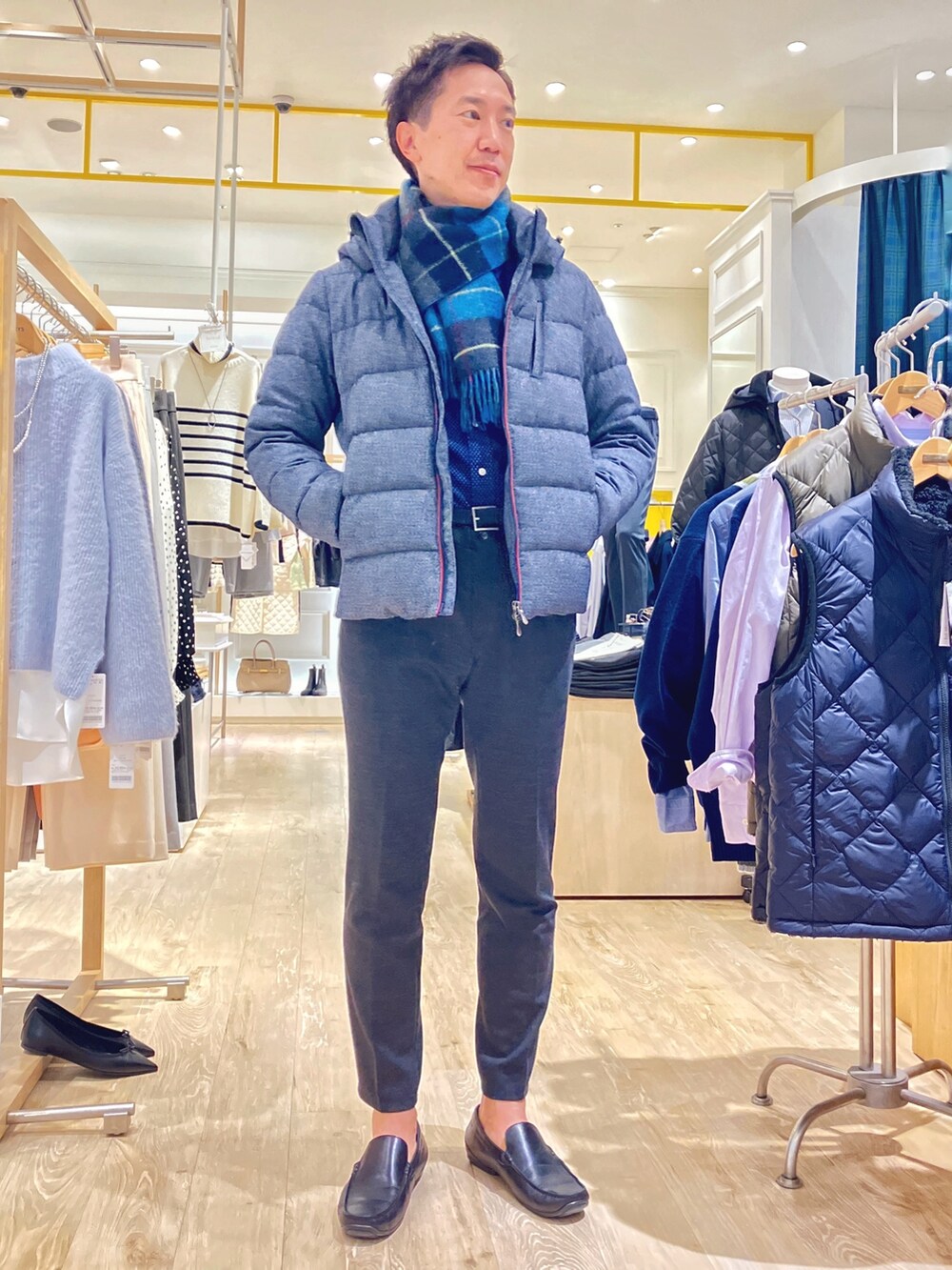 ブルー系のダウンジャケット/コート、ブルー系のマフラーを着用したメンズの秋コーディネートの3枚目の写真