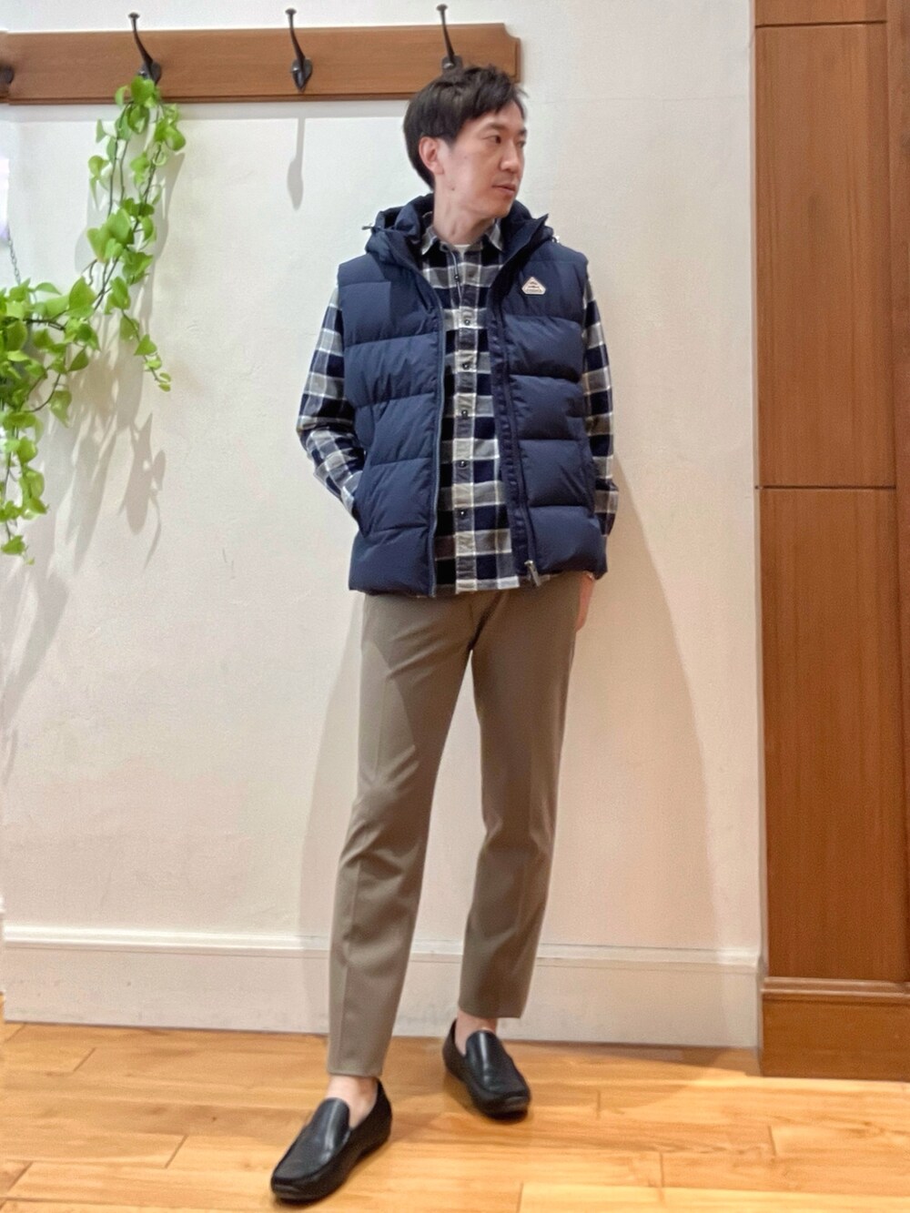 ブルー系のダウンベスト、ブルー系のシャツ/ブラウス、ブラウン系のその他パンツを着用したメンズの冬コーディネートの7枚目の写真