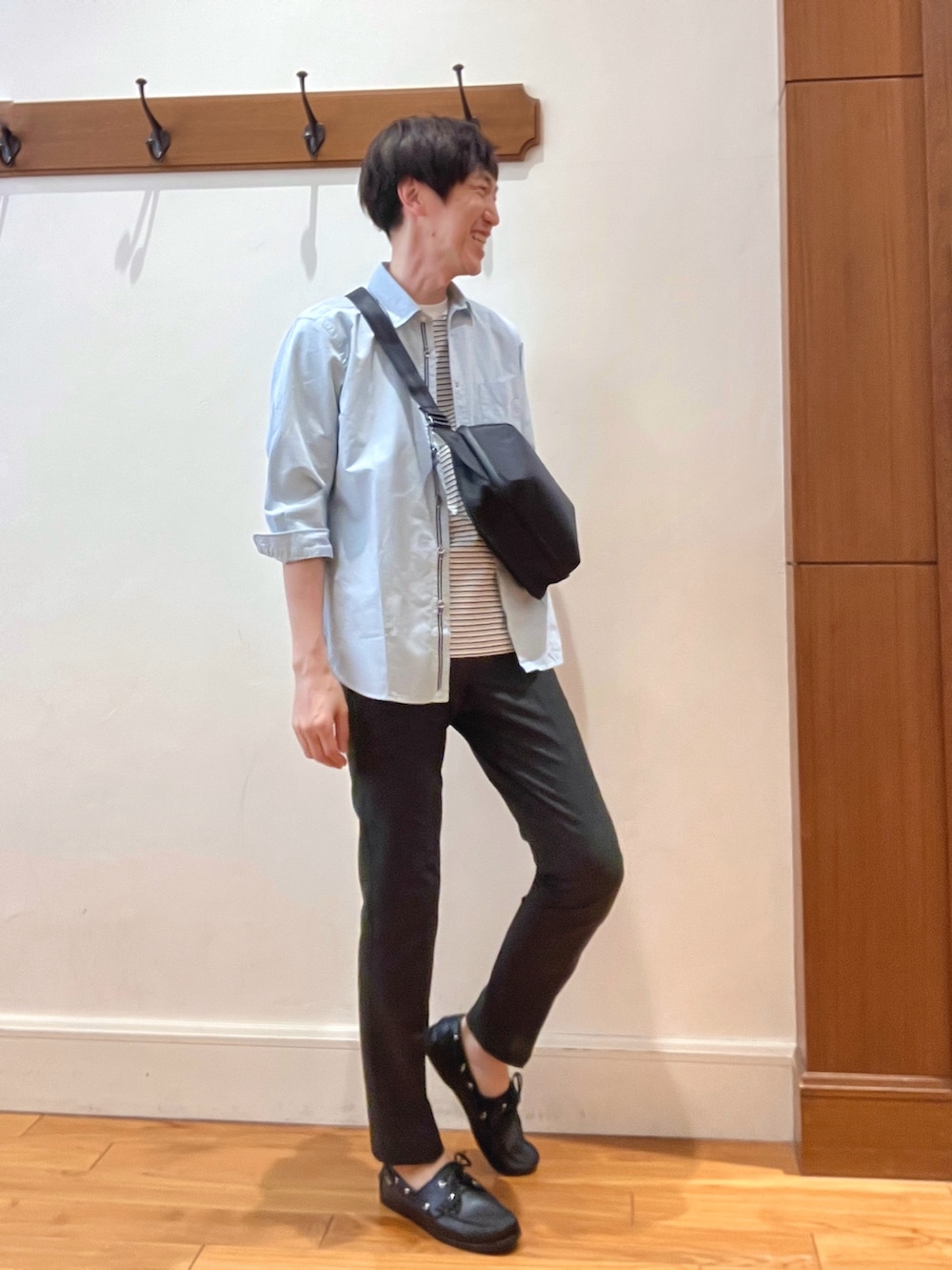 ブルー系のシャツ/ブラウス、ホワイト系のTシャツ/カットソー、グレー系のその他パンツを着用したメンズの春コーディネートの6枚目の写真