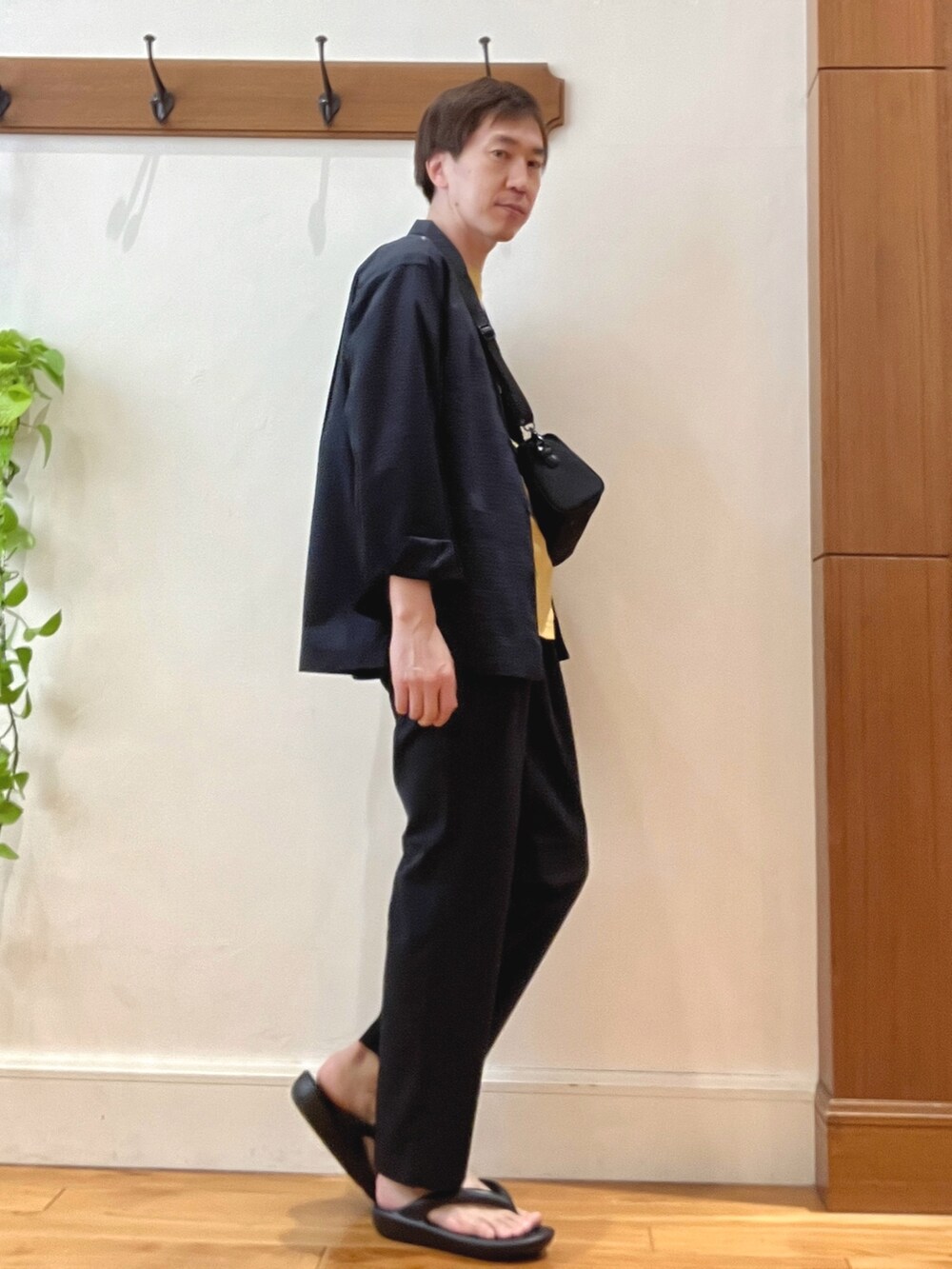 ブルー系のシャツ/ブラウス、ブルー系のその他パンツ、イエロー系のTシャツ/カットソーを着用したメンズの春コーディネートの5枚目の写真