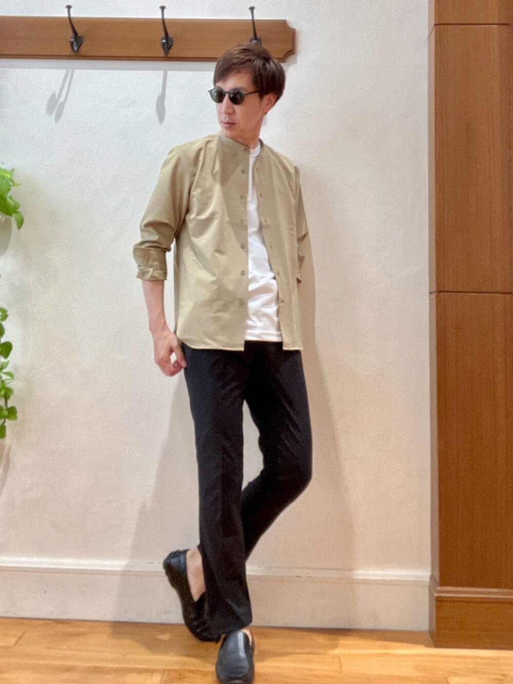 ホワイト系のTシャツ/カットソー、ブラック系のその他パンツ、ベージュ系のシャツ/ブラウスを着用したメンズの夏コーディネートの8枚目の写真