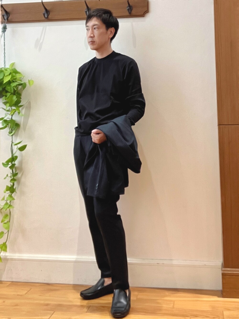 ブルー系のその他パンツ、ブラック系のトートバッグ、ブラック系のTシャツ/カットソーを着用したメンズの秋コーディネートの7枚目の写真