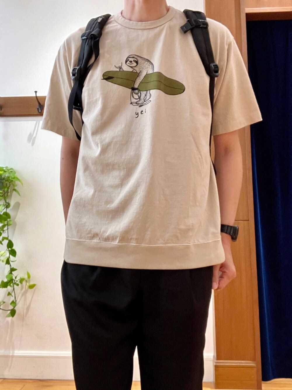 ベージュ系のTシャツ/カットソー、ブラック系のバックパック/リュック、ブラック系のその他パンツを着用したメンズの夏コーディネートの8枚目の写真