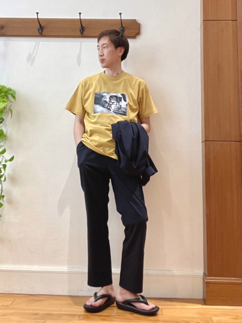 ブルー系のシャツ/ブラウス、ブルー系のその他パンツ、イエロー系のTシャツ/カットソーを着用したメンズの春コーディネートの6枚目の写真